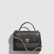 샤넬 핸들 장식의 라지 플랩백 AS5467